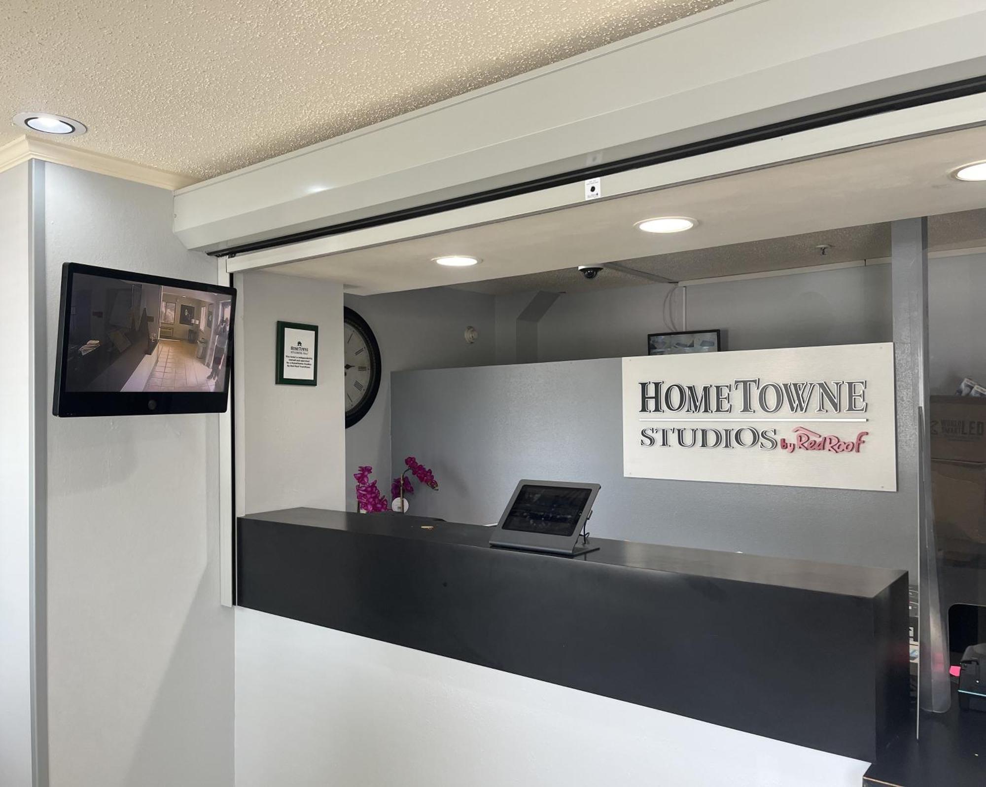 Hometowne Studios And Suites By Red Roof Greensboro Exterior foto