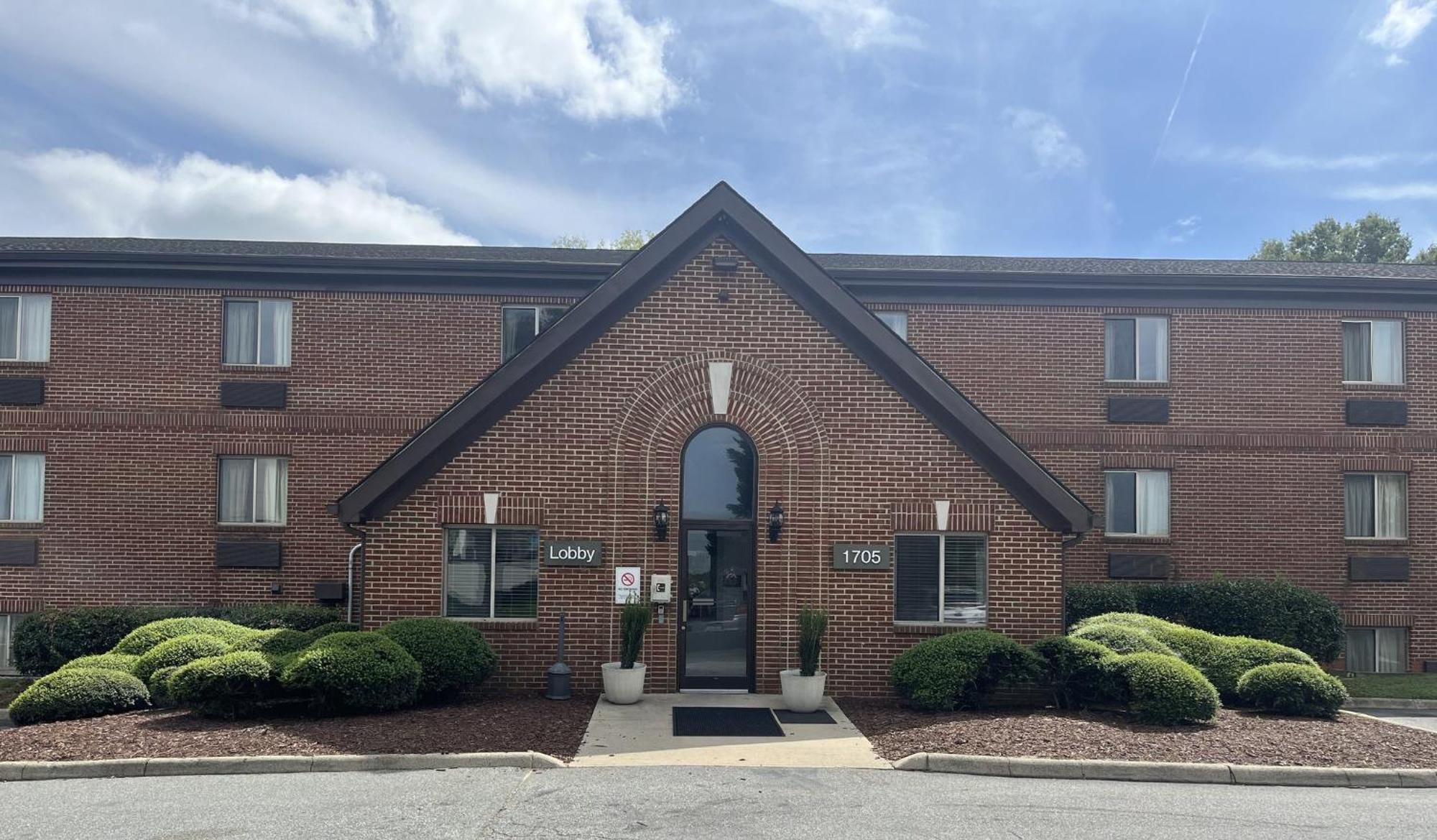 Hometowne Studios And Suites By Red Roof Greensboro Exterior foto