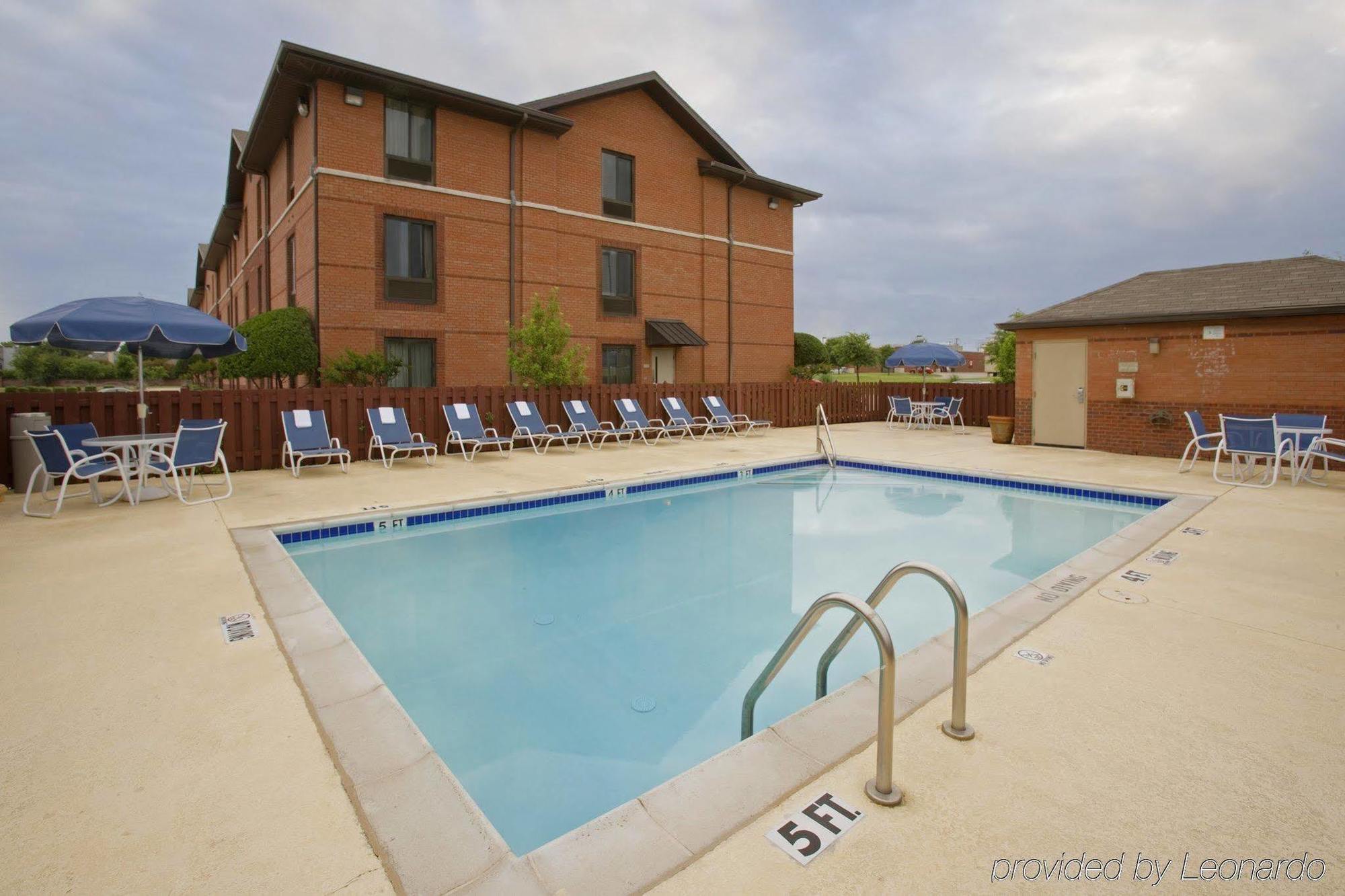 Hometowne Studios And Suites By Red Roof Greensboro Exterior foto